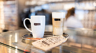 Westfalen Alvore Kaffee. Tasse und Glas mit Kaffee