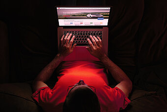 Anwendungsfelder von Westfalen. Alles von A bis Z. Mann surft am Laptop auf einer Website.