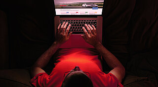 Gase-Qualitäten von Westfalen für verschiedene Anwendungszwecke. Mann recherchiert online am Laptop.