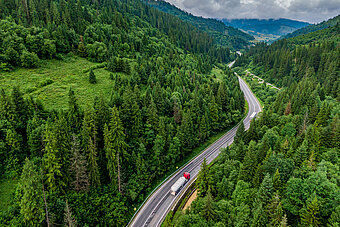 LNG Schwerlastverkehr. LNG-LKW auf Straße