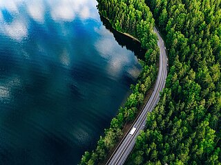 Wasserstoff für die Energiewende. H2 von Westfalen, Lkw auf Straße zwischen Wäldern