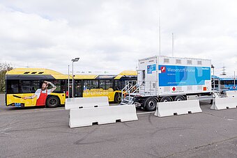 Mobile Wasserstofftankstelle von Westfalen und NanoSun. Gabelstapler tankt H2 an mobiler H2-Tankstelle
