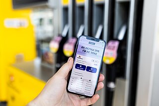 Westfalen Tankstellen. Handy mit Fillibri-App vor Tanksäule