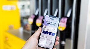Westfalen Tankstellen. Handy mit Fillibri-App vor Tanksäule