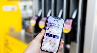 Westfalen Tankstellen. Handy mit Fillibri-App vor Tanksäule
