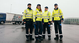 Die Achtung der Menschenrechte ist eines der obersten Prinzipien der Westfalen Gruppe. Gruppe Mitarbeiter steht in Schutzkleidung auf Betriebsgelände.