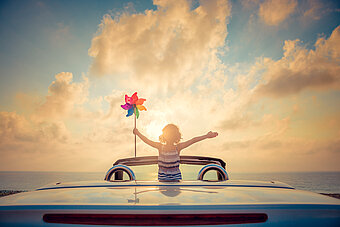 Grüner Wasserstoff für eine sauberer Zukunft. Kind, Auto, Meerblick