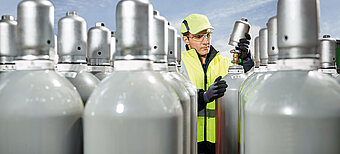 Westfalen Mitarbeiter überprüft Gasflaschen Lieferung