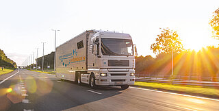 Wasserstoff für Brennstoffzellen. H2-Lkw auf Straße.