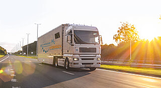 Wasserstoff für Brennstoffzellen. H2-Lkw auf Straße.