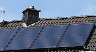 Flüssiggas und Solarthermie: Solarunterstützung auf dem Dach.