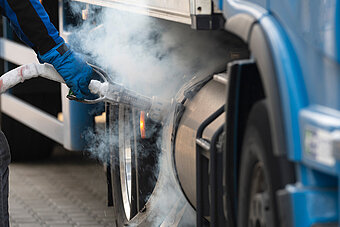 LNG tanken. LNG LKW während des tankens
