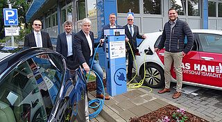 Ladeinfrastruktur für Unternehmen. E-Auto an Wallbox vor Handwerkskammer in Osnabrück