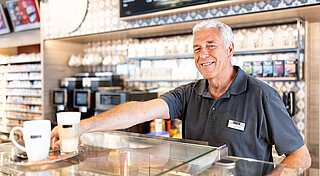 Westfalen Tankstelle. Tankstellen Mitarbeiter im Alvore Bistro