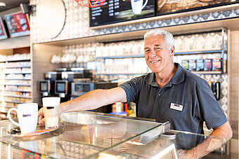 Westfalen Tankstelle. Tankstellen Mitarbeiter im Alvore Bistro