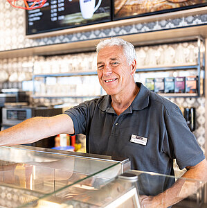 Westfalen Tankstelle. Tankstellen Mitarbeiter im Alvore Bistro