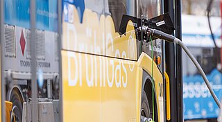 Mobile Wasserstofftankstelle von Westfalen: Wasserstoff-Bus während H2-Tankvorgang