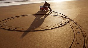 Alternative Kraftstoffe. Spuren im Sand am Strand
