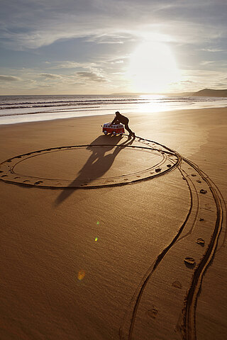 Alternative Kraftstoffe. Spuren im Sand am Strand