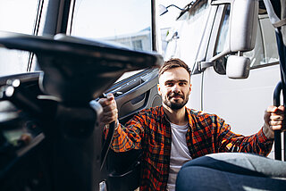 LNG Kraftstoff. LKW-Fahrer in seiner Fahrerkabine