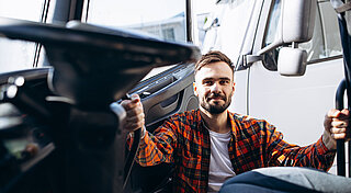 LNG Kraftstoff. LKW-Fahrer in seiner Fahrerkabine
