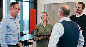 Ein offener und kontinuierlicher Dialog findet zwischen verschiedenen Parteien statt.