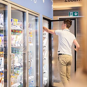 Mobility Hubs. Mann an Getränkekühlschrank