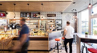 Tankstelle Shop. Alvore Bistro in Tankstelle Bornheim