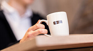 Westfalen Alvore Kaffee. Tasse mit Alvore Logo