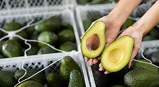 Lebensmittelgase von Westfalen: Frau hält Avocados in den Händen
