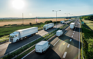CNG Komprimierte Klimafreundlichkeit. CNG-Fahrzeuge auf der Autobahn