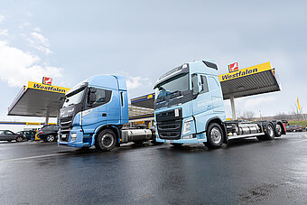 LNG Tankstelle. LNG LKWs vor einer Westfalen Tankstelle