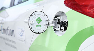So einfach funktioniert die Wasserstoff-Betankung. H2-Gas Tankdeckel am Auto