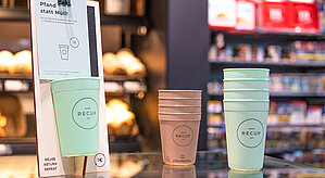 Westfalen Tankstelle. Recup Becher in Tankstellen Bistro