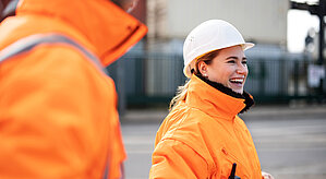 Sicherheit bei Gasen von Westfalen, Frau und Kollege tragen Schutzkleidung 