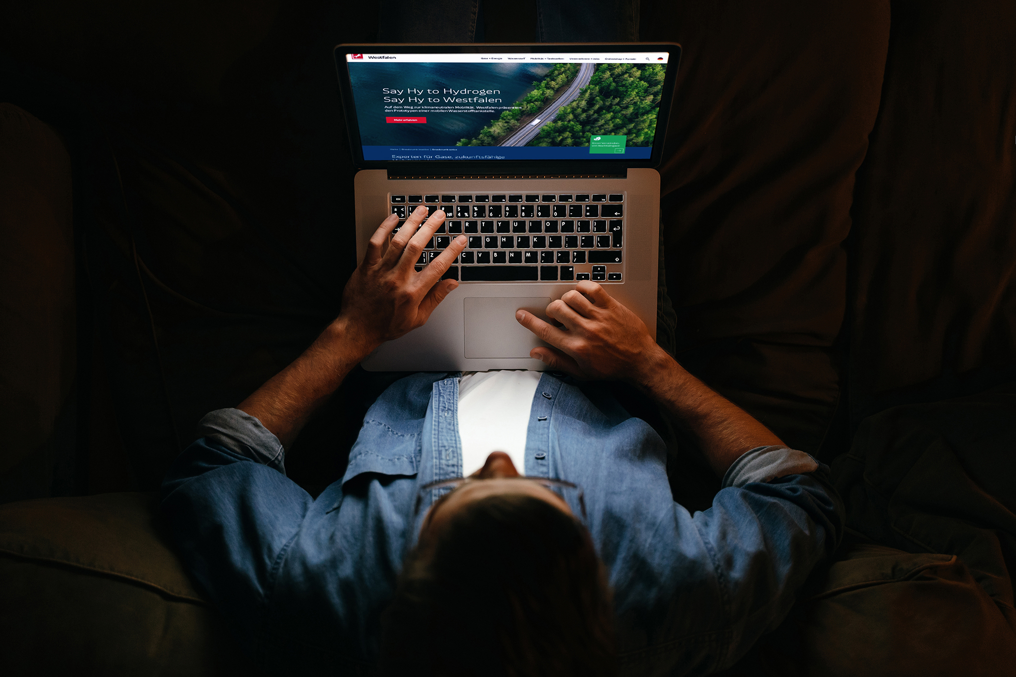 Mann am Laptop besucht Website und Onlineshop oder Online Kundenportale 